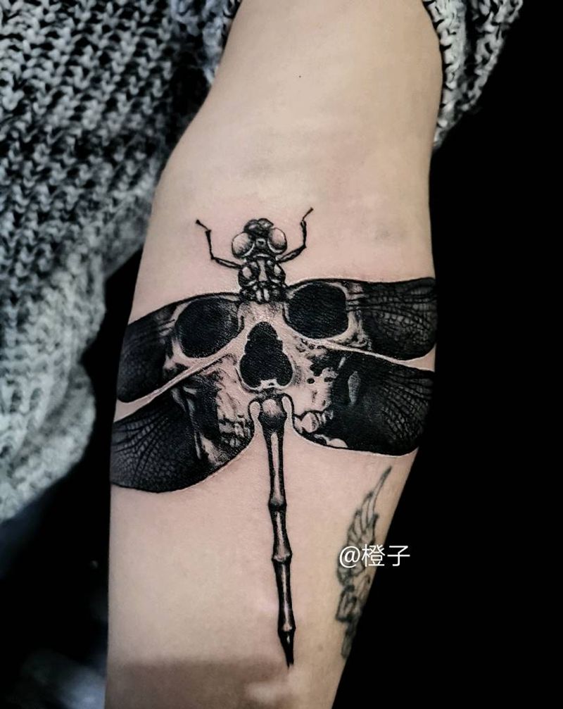 暗黑蜻蜓纹身图片_手臂欧美写实Old School暗黑纹身图案