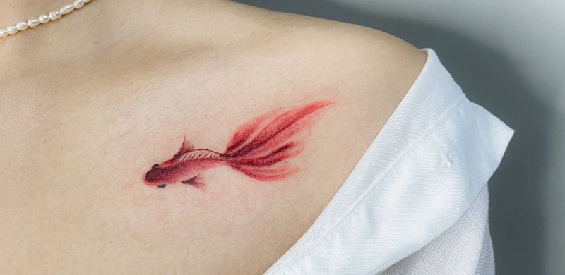 小鱼鱼纹身图片_肩部水彩鱼纹身图案