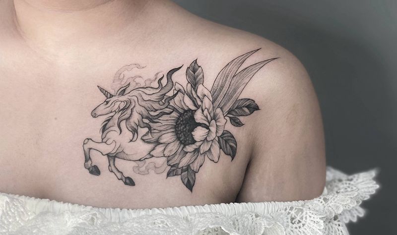 马  向日葵纹身图片_胸部纹身图案