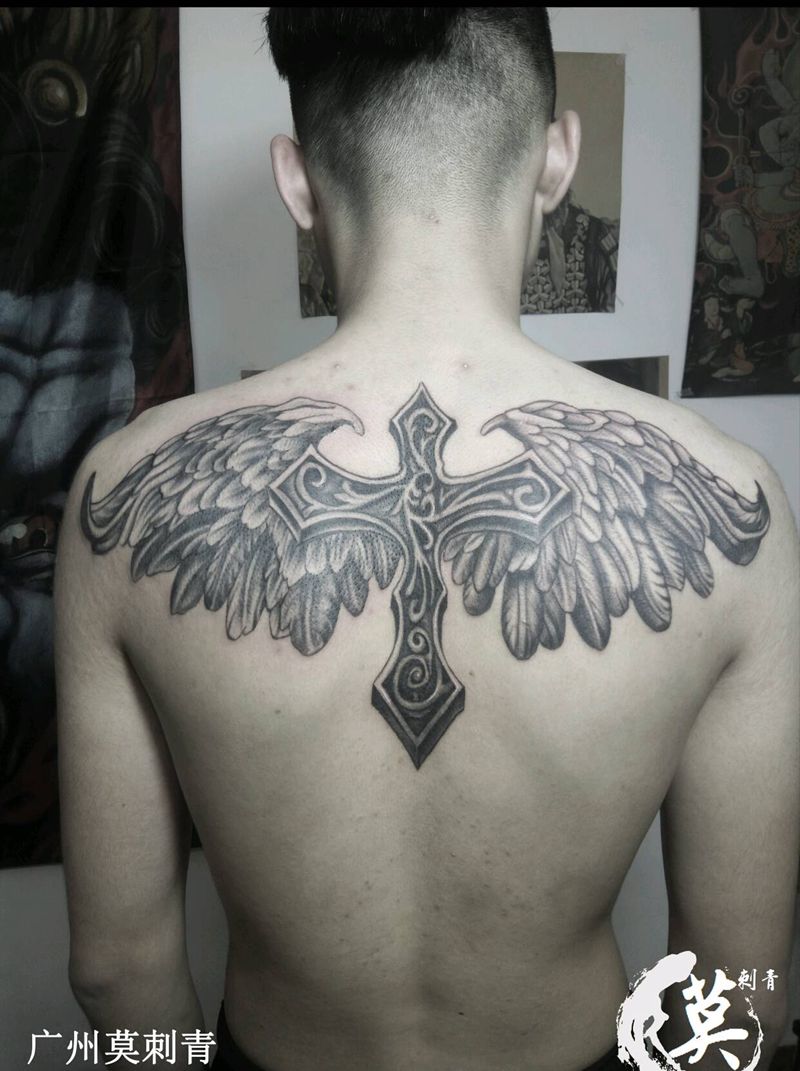 翅膀纹身图片_肩部背部欧美传统习俗肖像写实成品手稿插画纹身图案