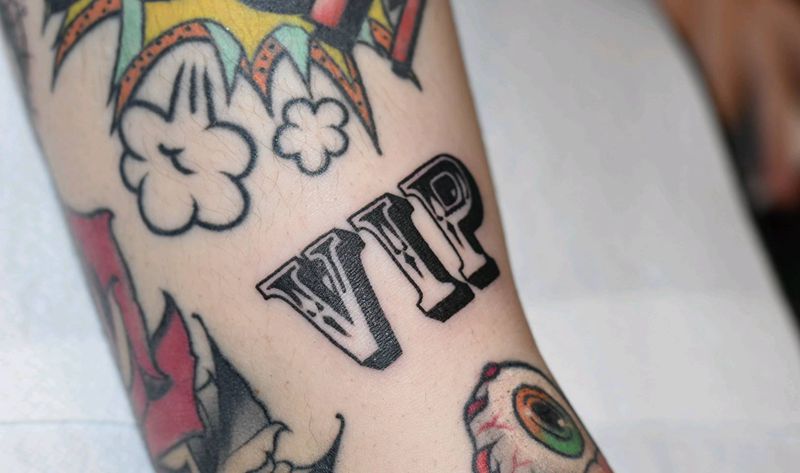 VIP纹身图片_手部花体字字体纹身图案