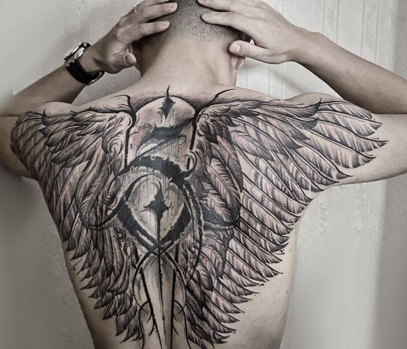 翅膀纹身图片_背部欧美写实花体字纹身图案