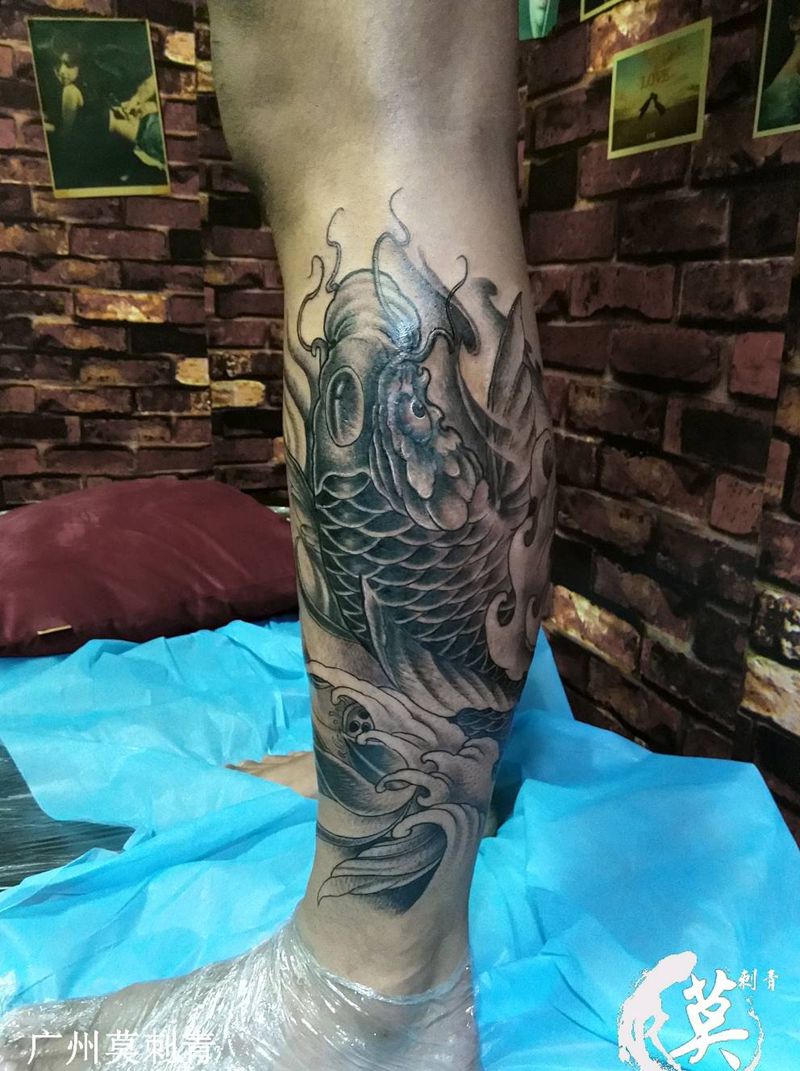 小腿遮盖伤疤纹身图片_腿部脚部老传统新传统黑灰鲤鱼小腿纹身图案