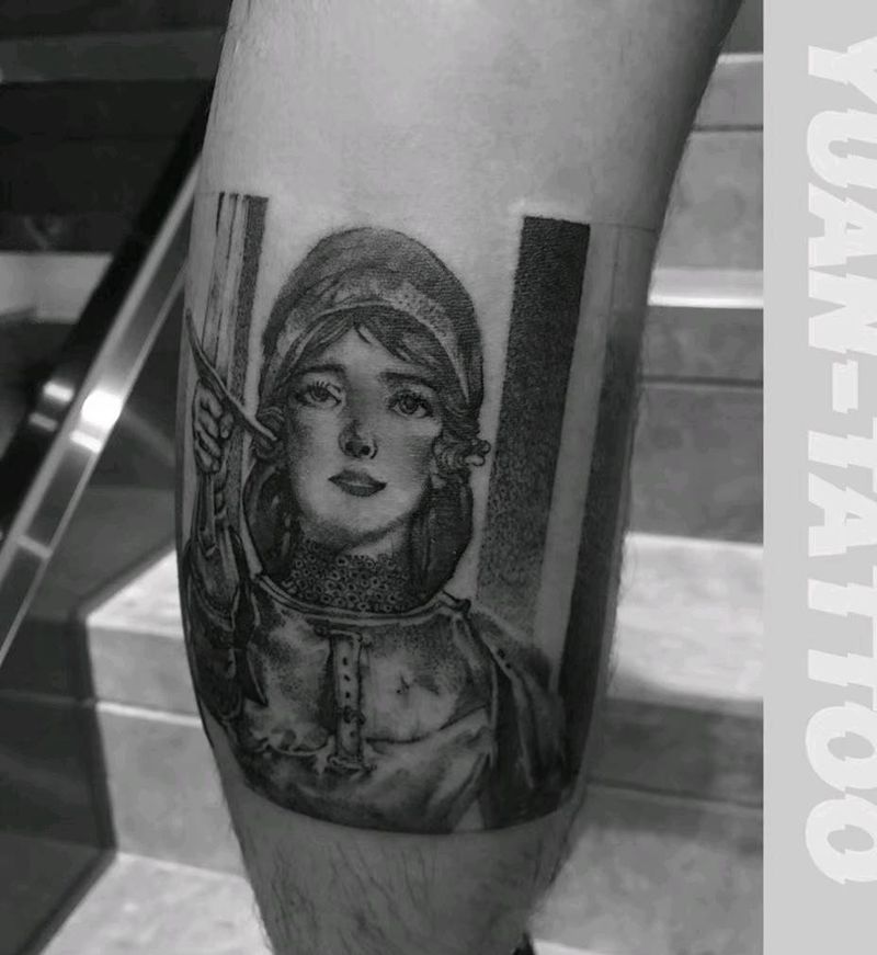 文艺女孩纹身图片_腿部黑灰纹身图案