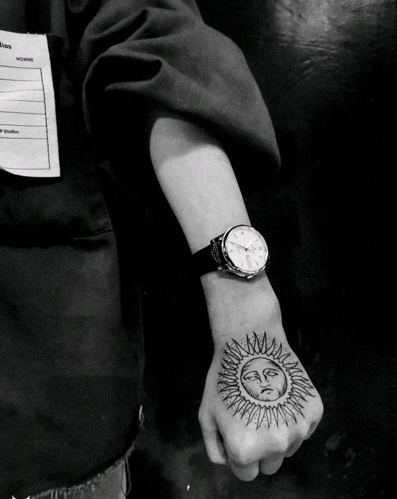 太阳手背纹身图片_手部点刺Old School纹身图案