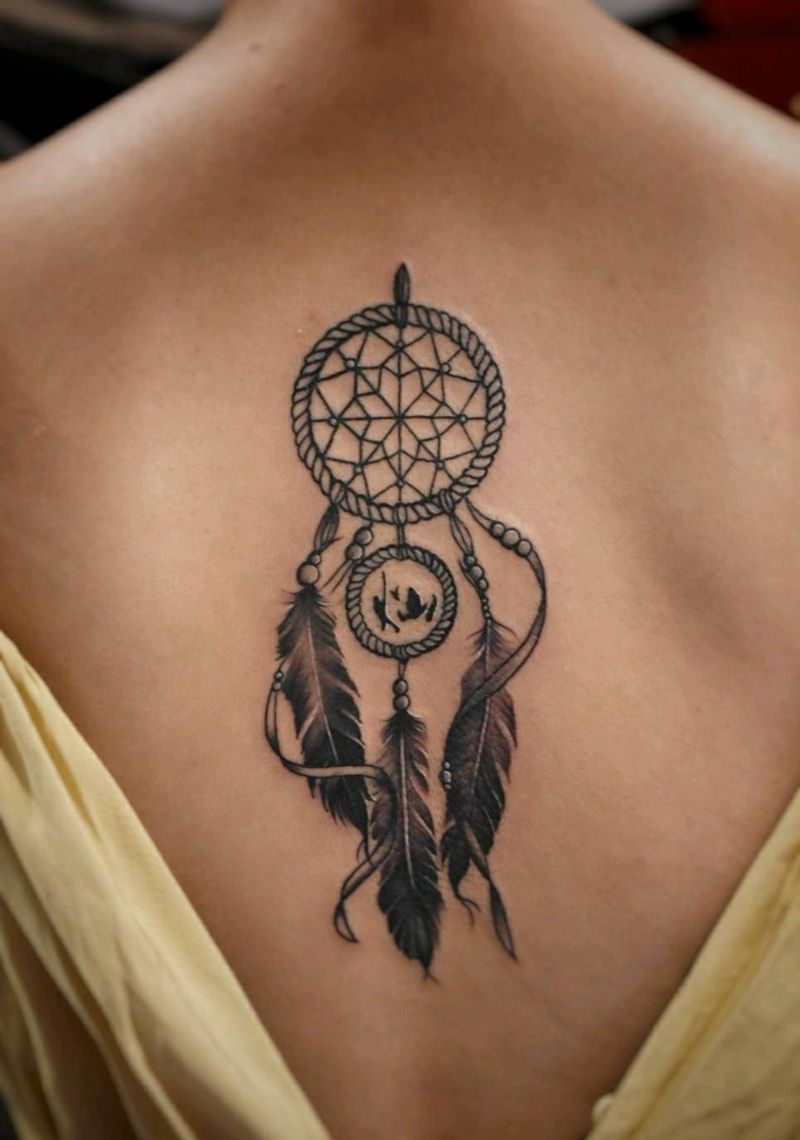 捕梦网纹身图片_背部欧美写实纹身图案