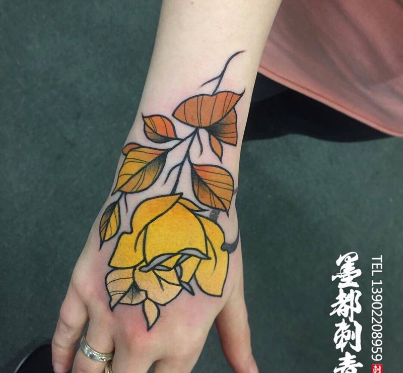 手背玫瑰纹身图片_手部手臂New School新传统玫瑰花纹身图案