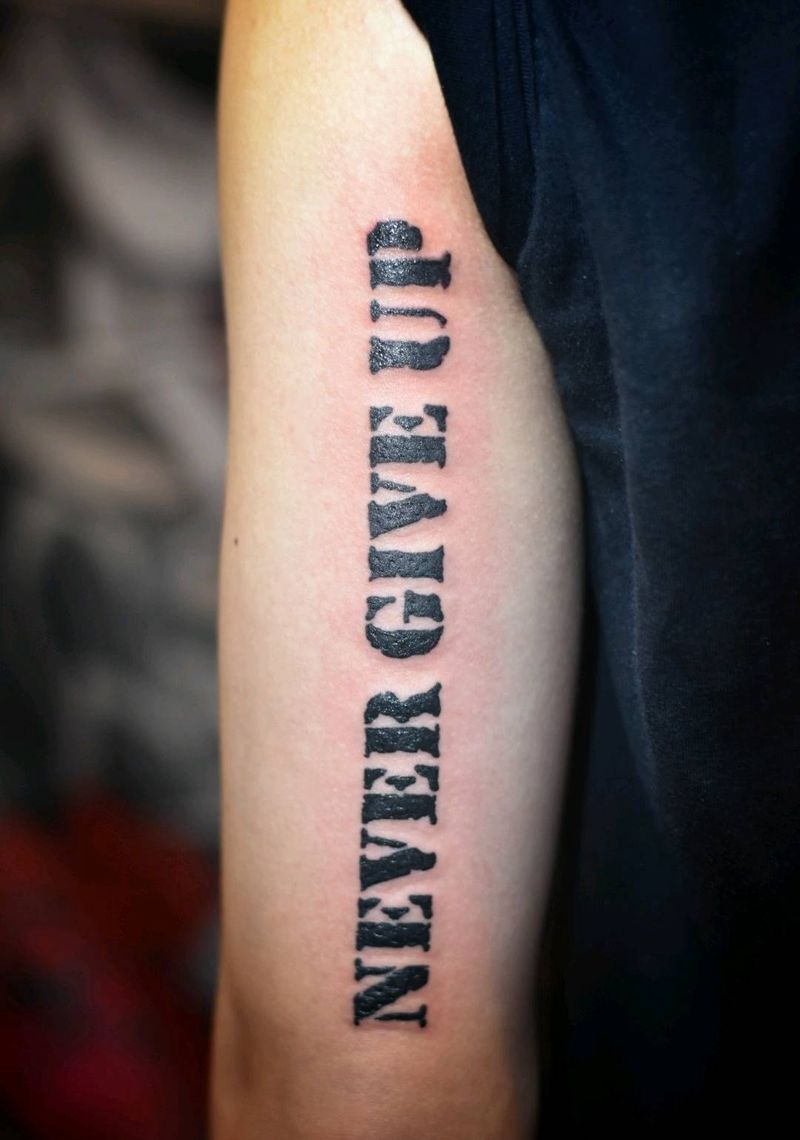 做旧字体纹身图片_手臂纹身图案