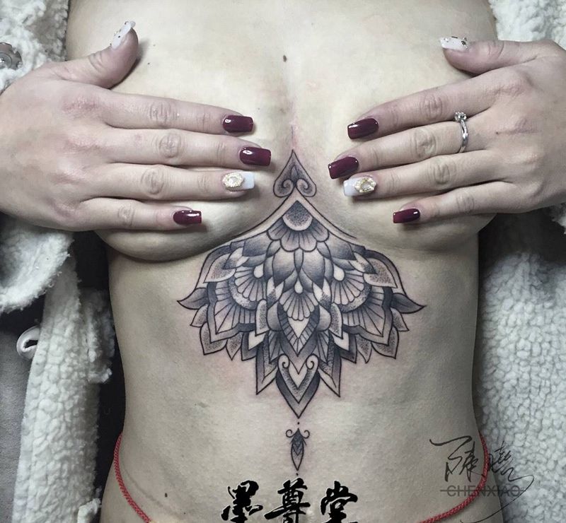 曼陀罗纹身图片_成品欧美几何胸部纹身图案