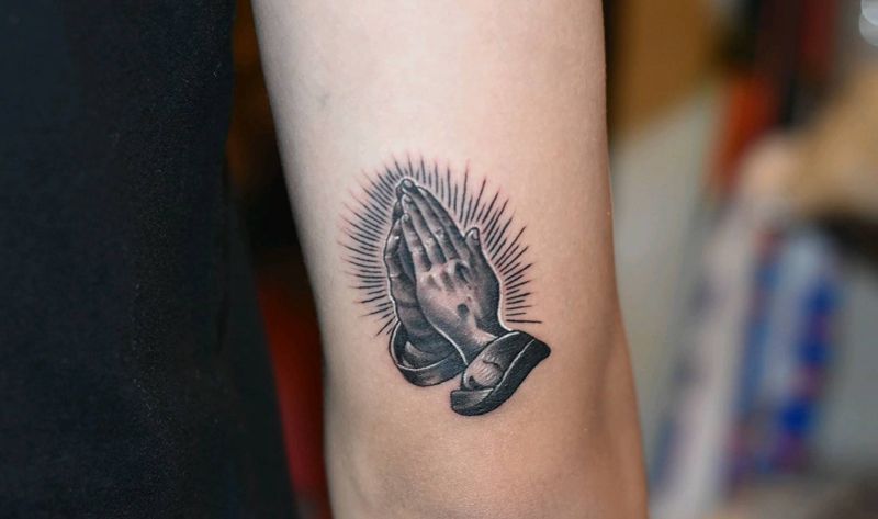 小佛手祈祷纹身图片_手臂欧美写实纹身图案