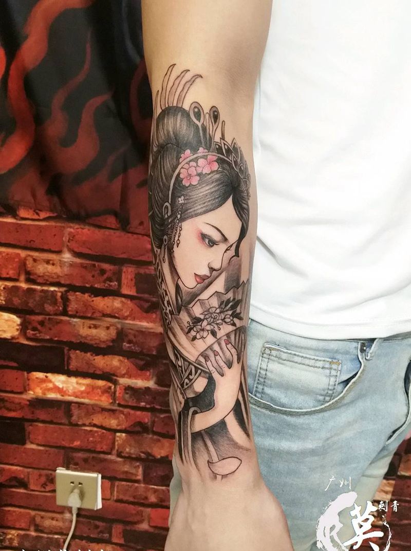 古风美女纹身图片_手臂手部新传统欧美写实美女纹身图案