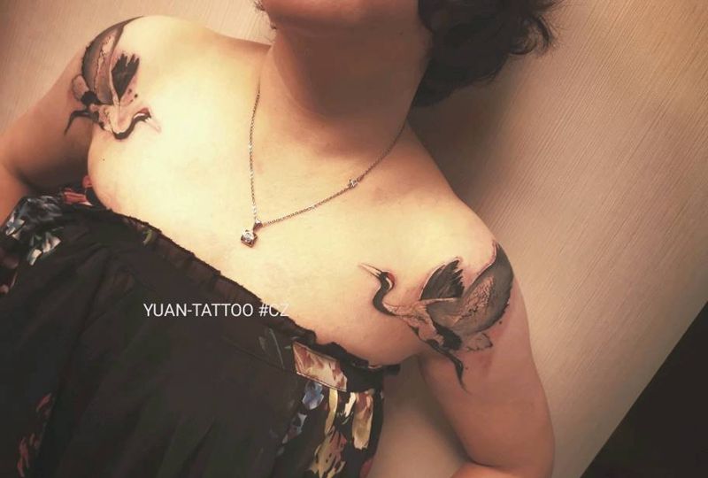 原创仙鹤遮盖双肩纹身图片_胸部肩部水墨纹身图案