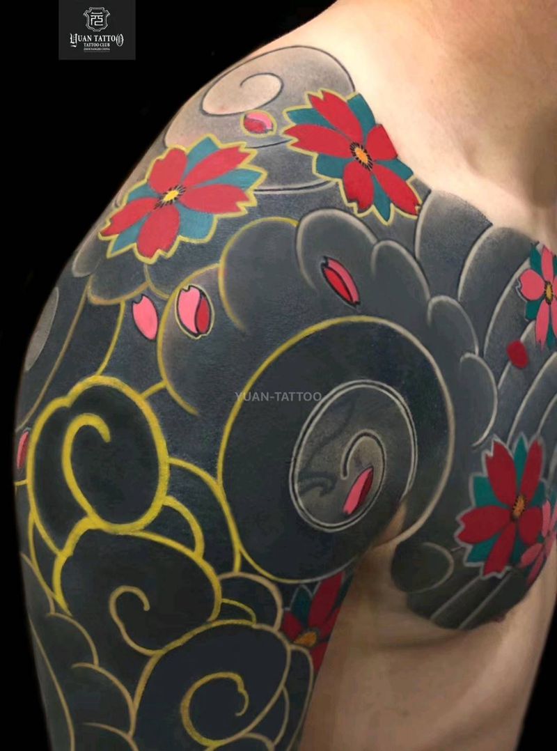 樱花臂膀纹身图片_手臂肩部老传统遮盖纹身图案