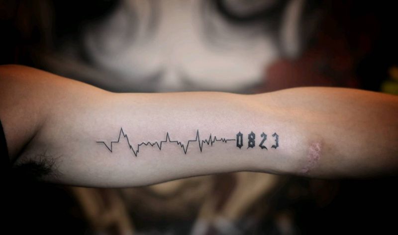 心电图纹身图片_手部几何纹身图案