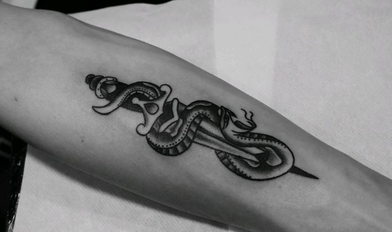 黑灰old school纹身图片_手部Old School蛇匕首纹身图案