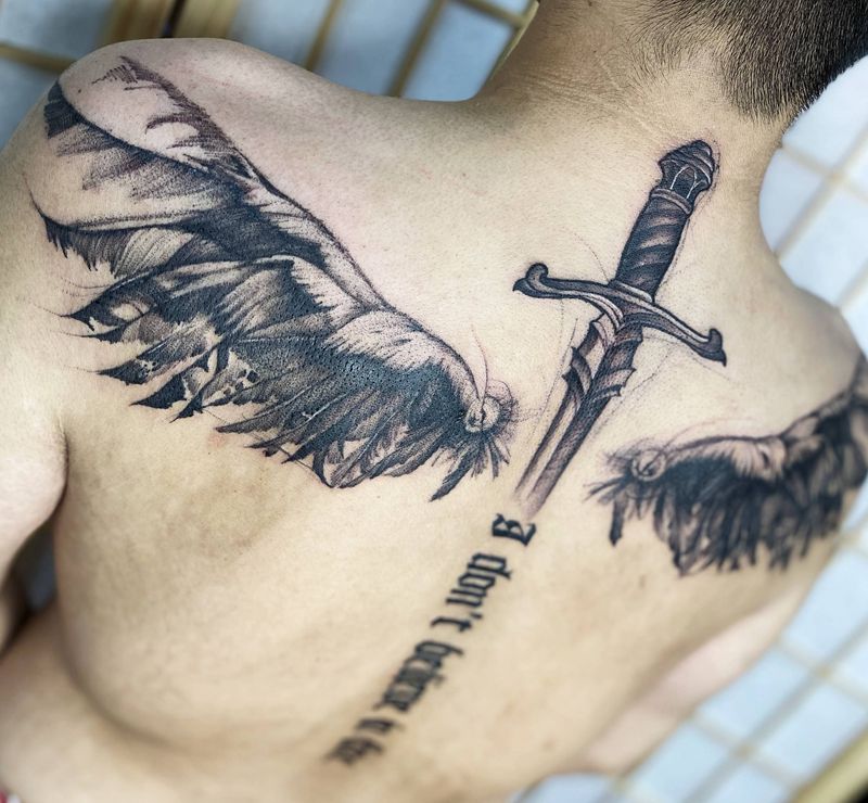 速写  翅膀  宝剑纹身图片_背部速写翅膀纹身图案