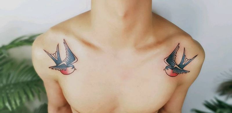 Old school  燕子纹身图片_胸部Old School燕子纹身图案