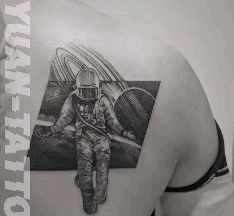宇航员纹身图片_肩部欧美写实点刺纹身图案