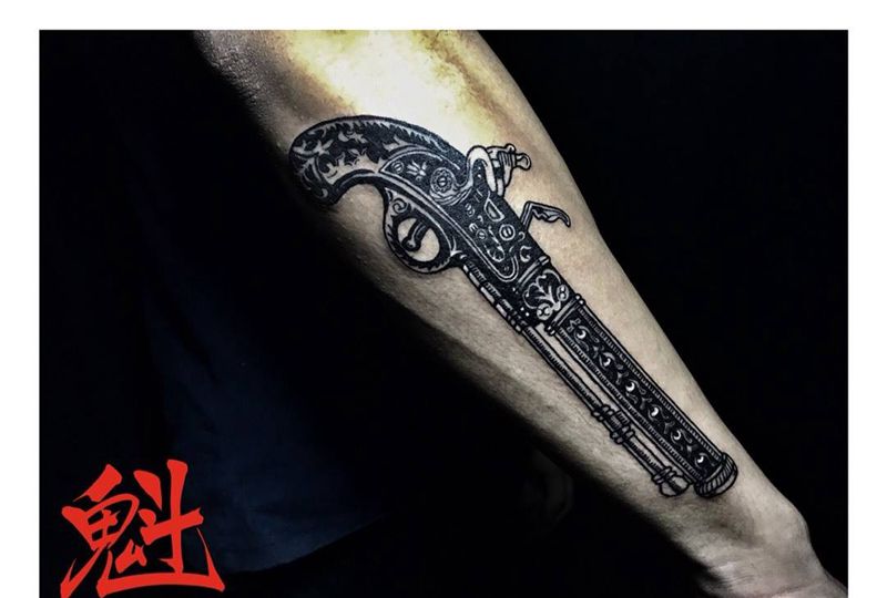 手枪纹身图片_欧美手部成品几何纹身图案