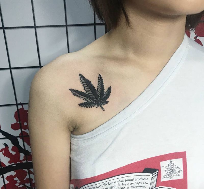 叶子纹身图片_胸部Old School纹身图案