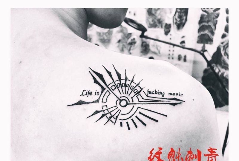 时钟纹身图片_原创几何清新背部成品纹身图案