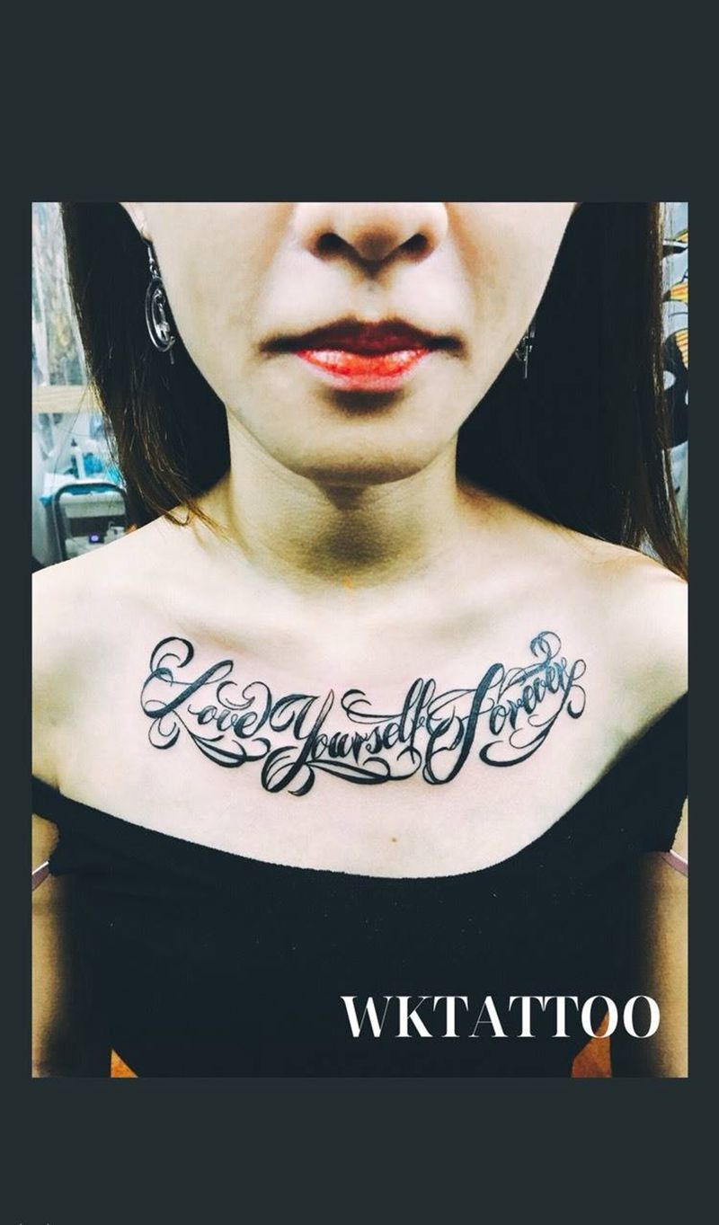 花体字纹身图片_字符清新胸部成品纹身图案