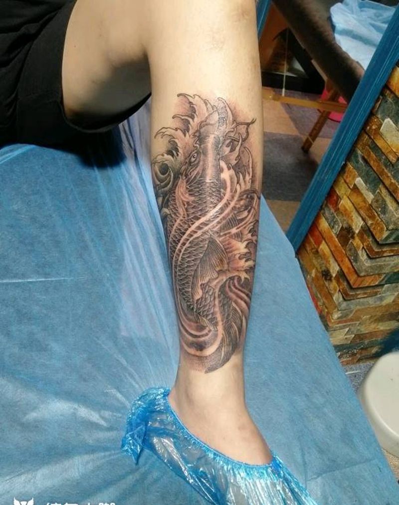 鲤鱼遮盖疤痕纹身图片_腿部新传统纹身图案