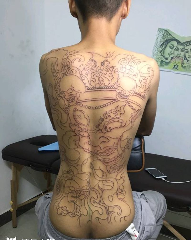 黑天线条，纹身图片_背部新传统大黑天线条纹身图案
