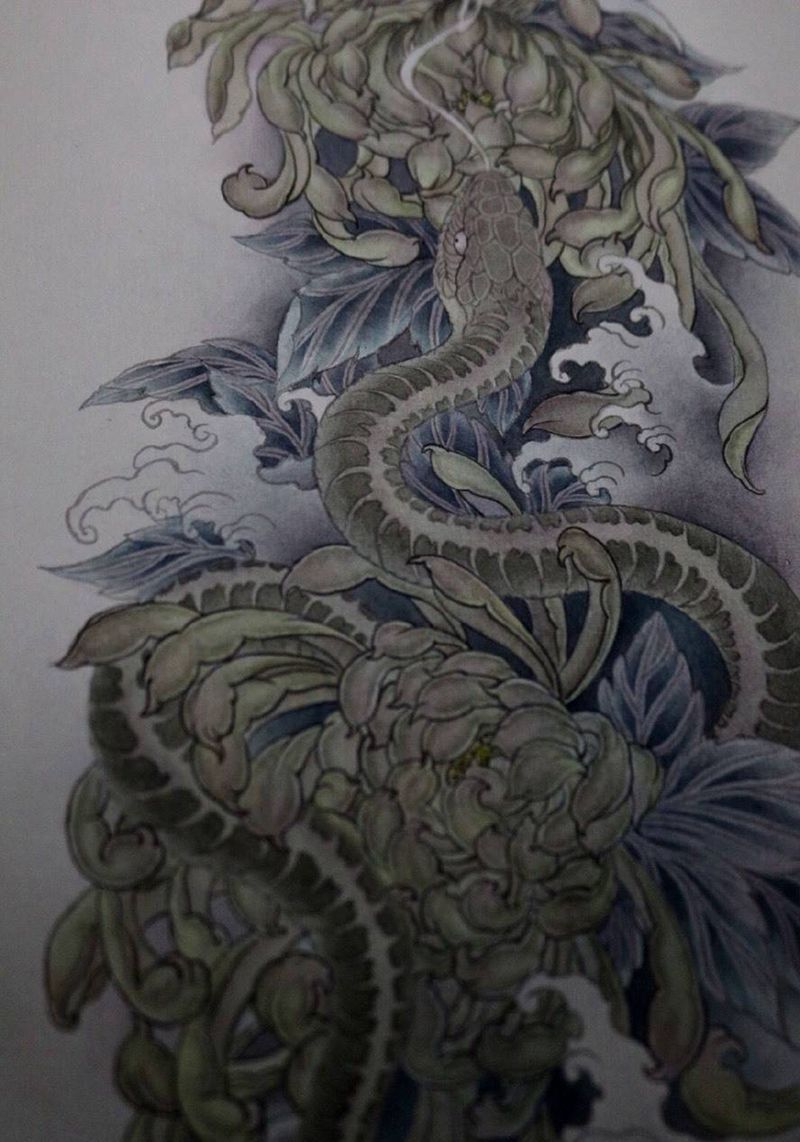 蛇戏菊花纹身图片