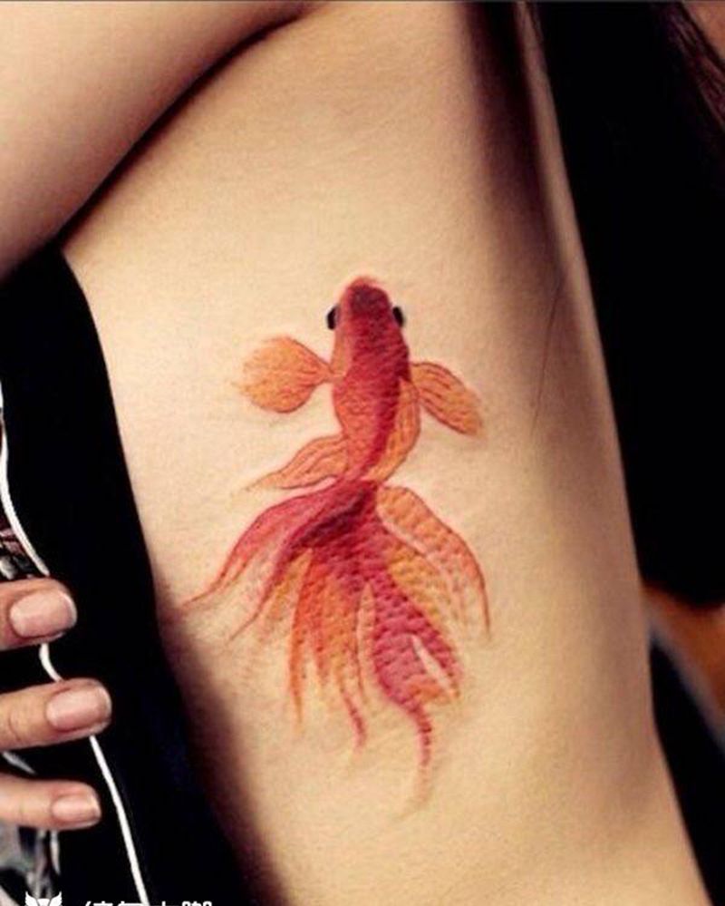 鱼纹身图片_腰部水彩新传统鱼纹身图案