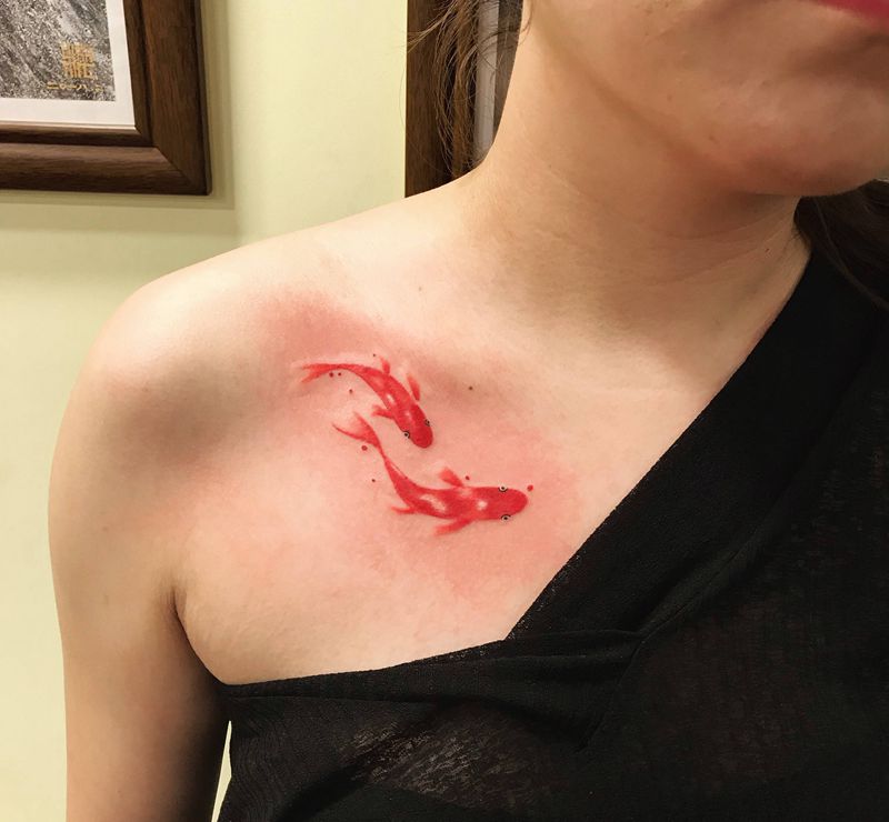 水墨锦鲤纹身图片_胸部水彩水墨纹身图案