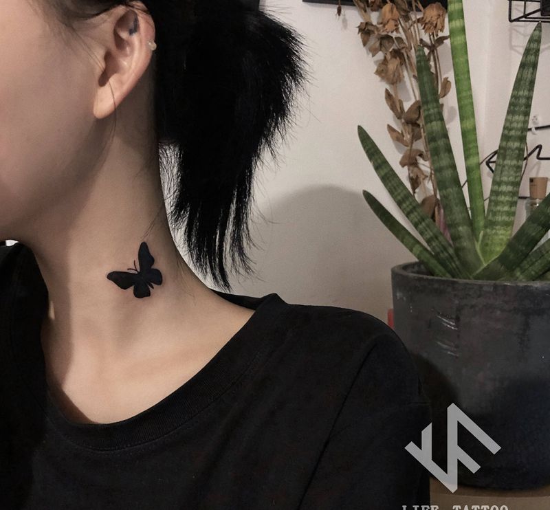 黑蝴蝶纹身图片_颈部Old School纹身图案