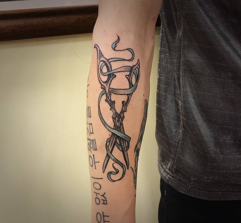 美发剪纹身图片_手臂点刺纹身图案