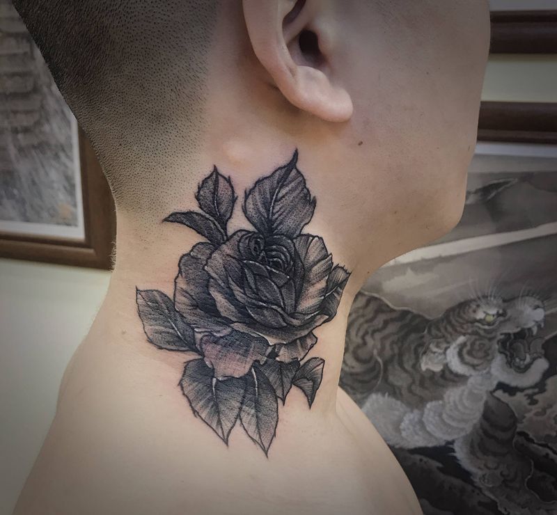 花纹身图片_颈部点刺欧美写实纹身图案