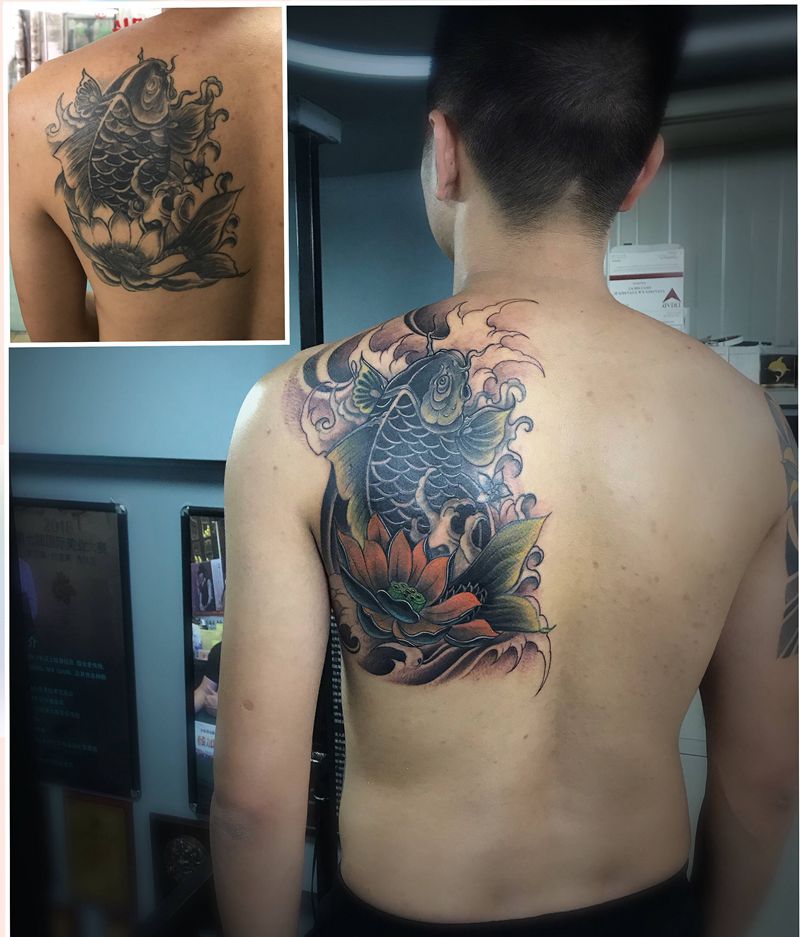 鲤鱼纹身图片_背部新传统鲤鱼纹身图案