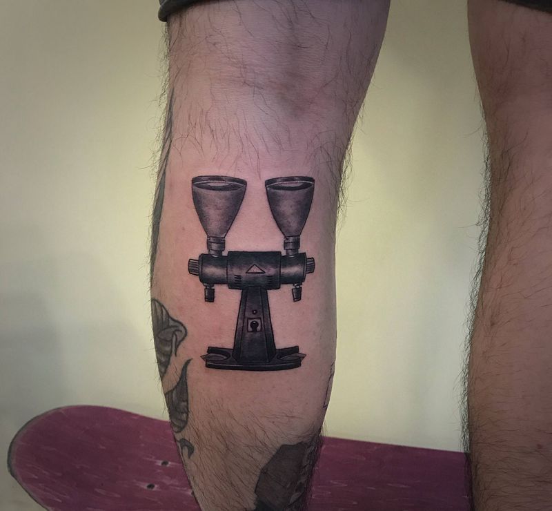 磨豆机纹身图片_腿部欧美写实纹身图案