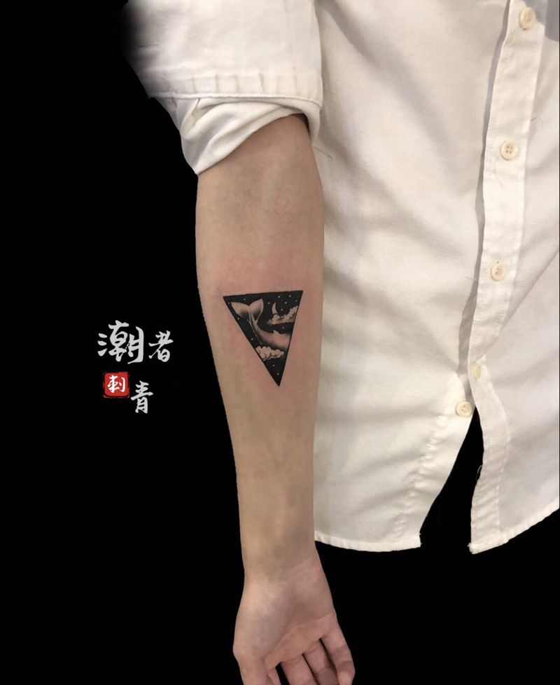 海豚尾巴纹身图片_手臂纹身图案