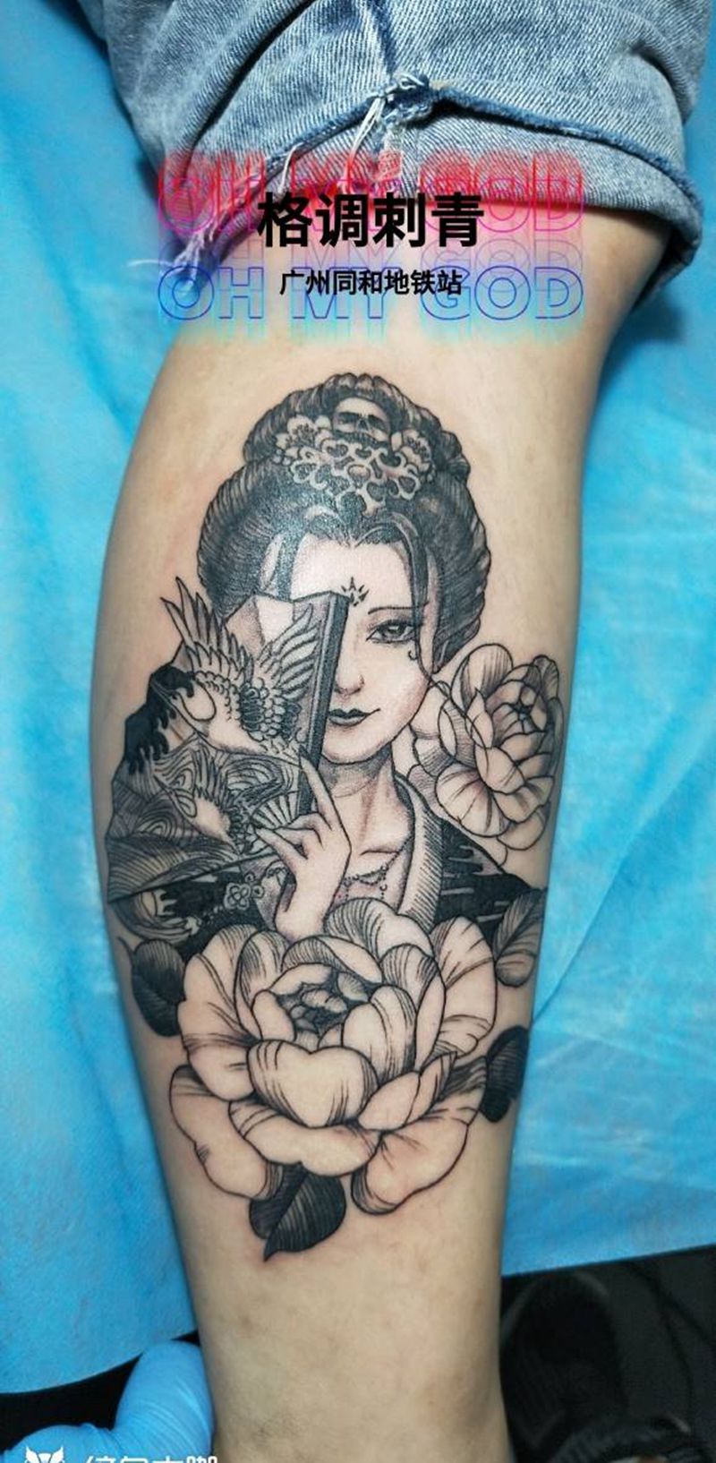 小腿艺妓。纹身图片_腿部新传统点刺纹身图案