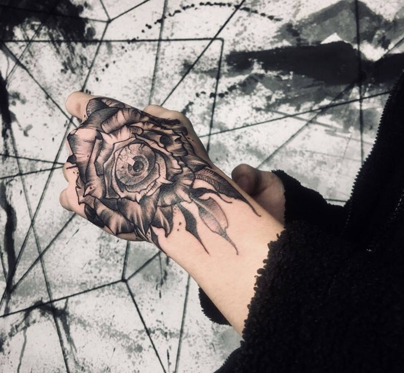 客户自带非原创手背玫瑰纹身图片