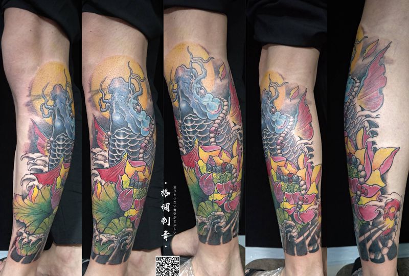 小腿鲤鱼纹身图片_腿部新传统遮盖鲤鱼荷花纹身图案