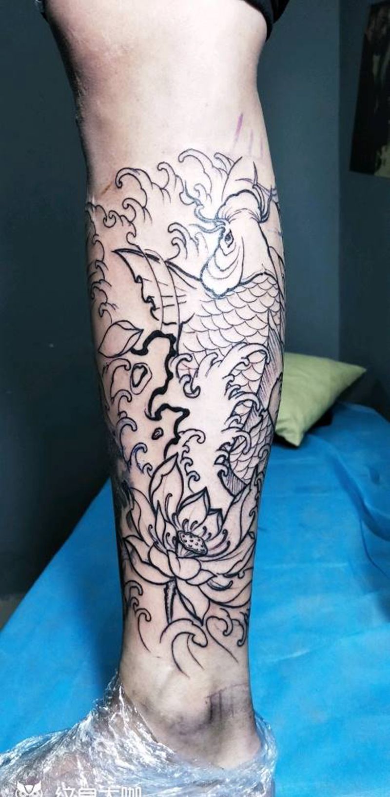 设计鲤鱼包小腿纹身图片_腿部新传统鲤鱼荷花嘎巴拉纹身图案