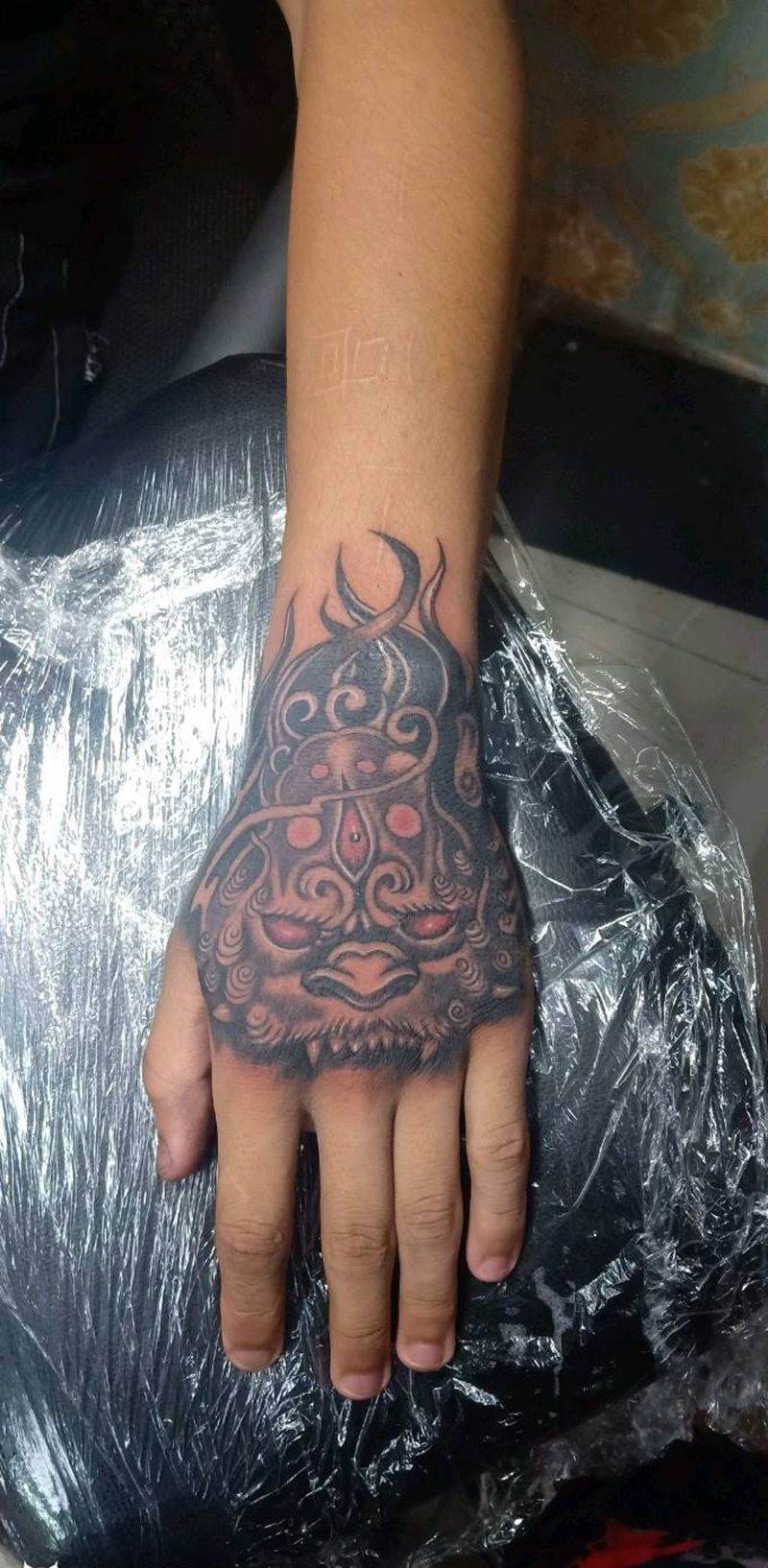 唐狮纹身图片_手部纹身图案