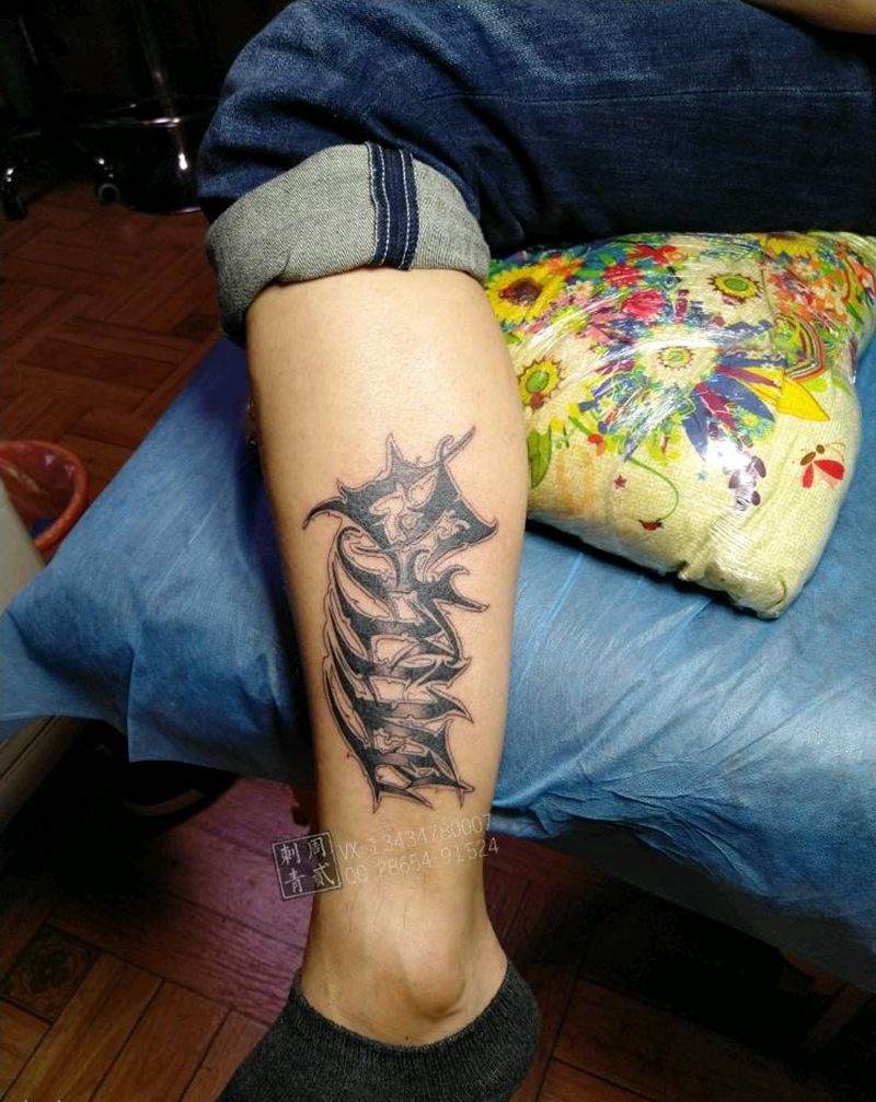 花体英文（Strive）纹身图片_腿部花体字纹身图案