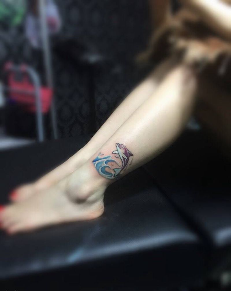海豚纹身图片_成品脚部腿部欧美清新动物纹身图案