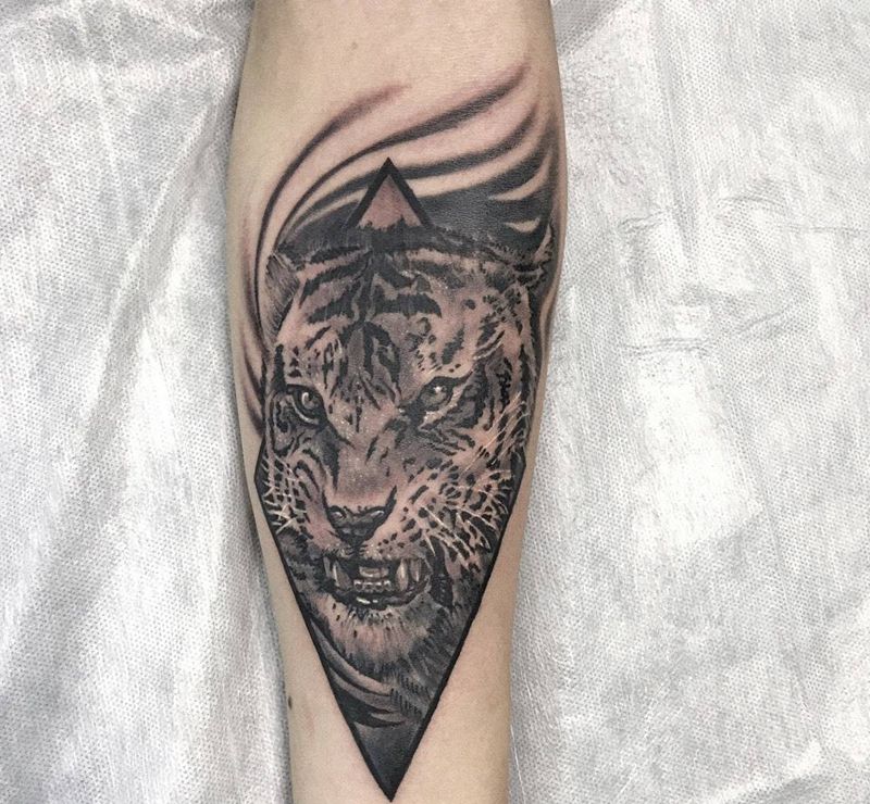 老虎纹身图片_手臂欧美写实纹身图案