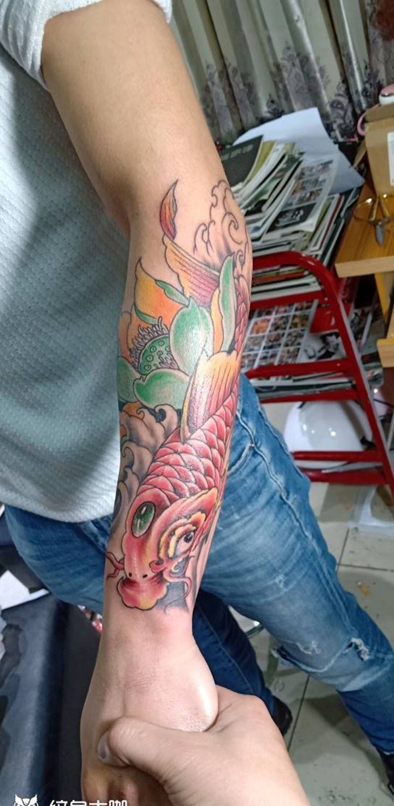 鱼纹身图片_手臂新传统纹身图案