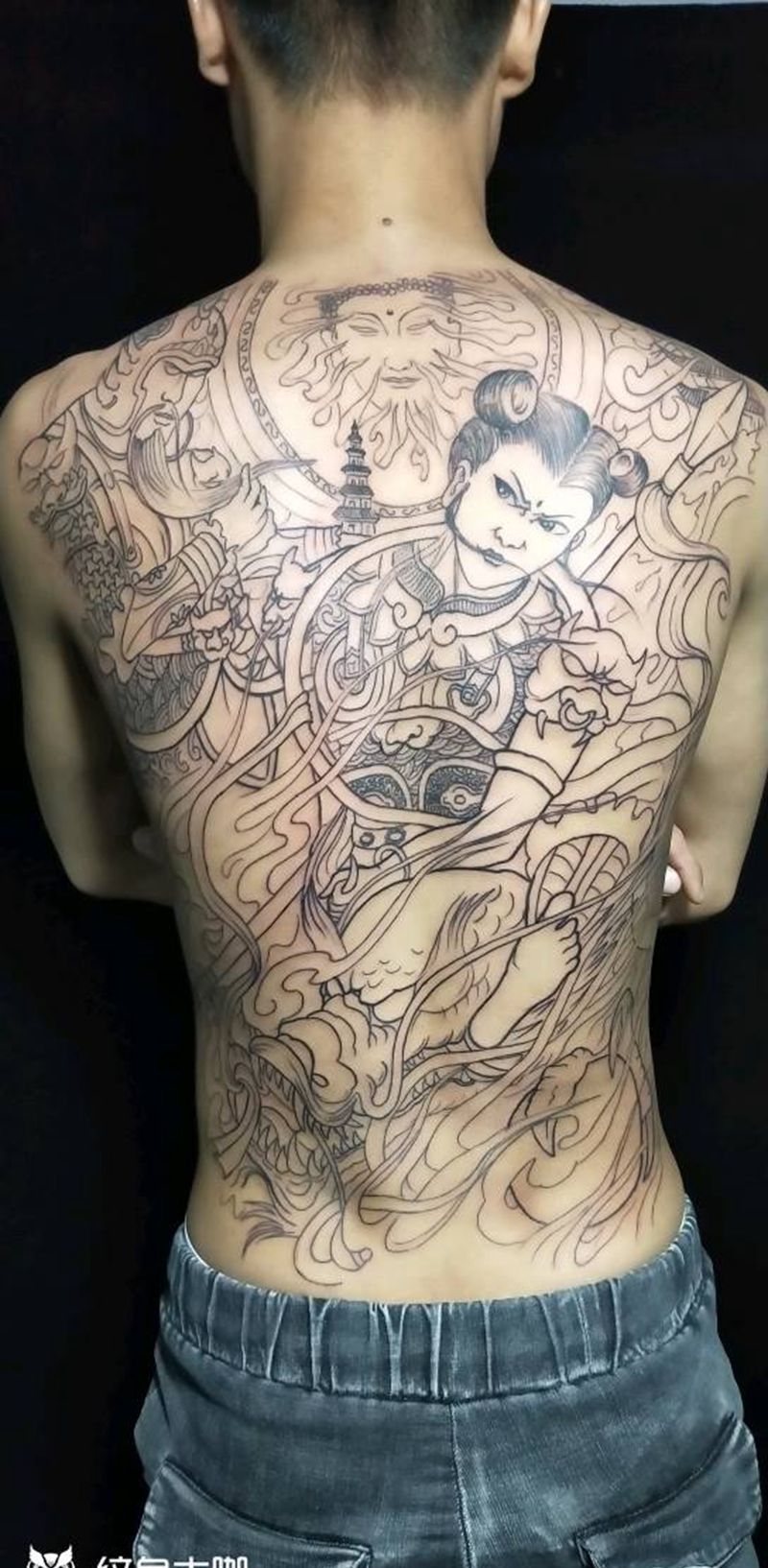 满背哪吒纹身图片_背部新传统哪吒李靖龙纹身图案