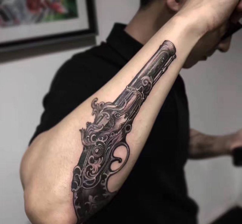 写实手枪纹身图片