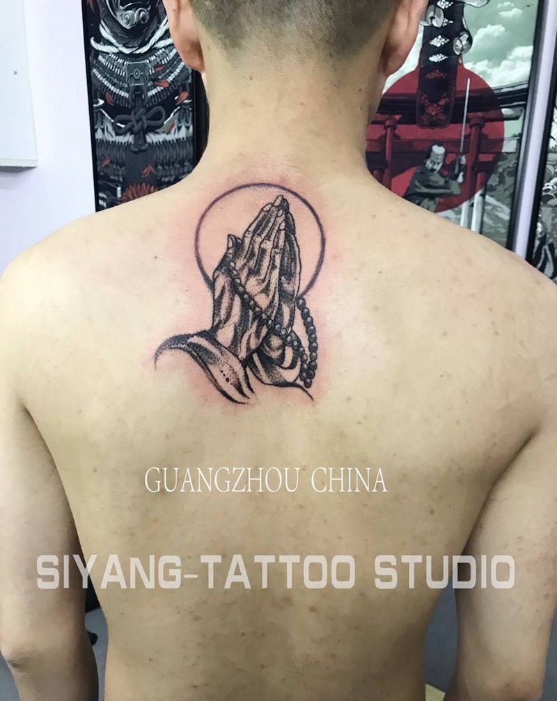 祈祷之手 点刺纹身图片