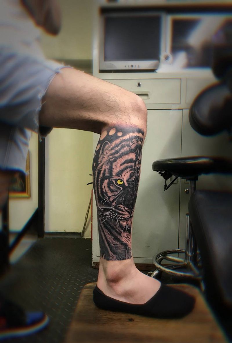 老虎纹身图片_腿部欧美写实老虎纹身图案